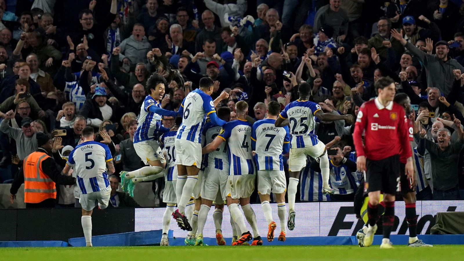 Mac Allister anota un penal en el minuto 99 para darle a Albion algo de redención en Wembley