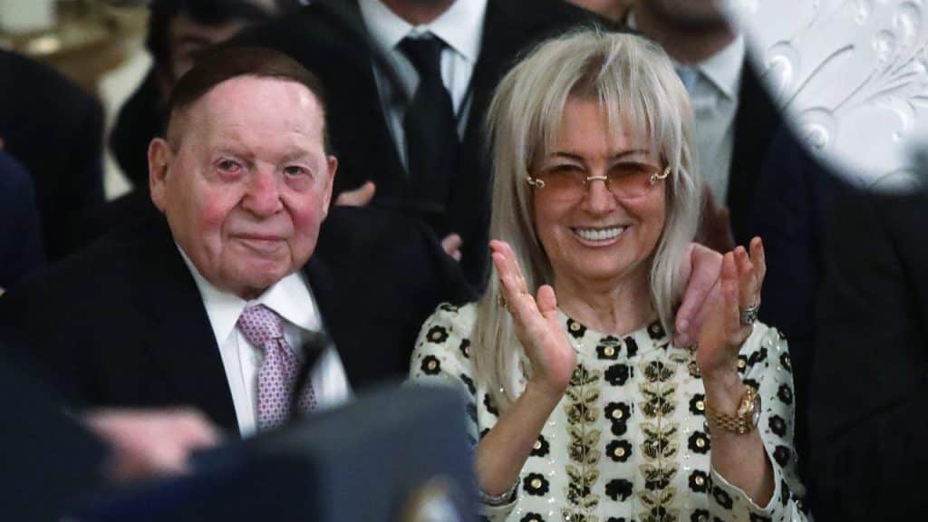 El multimillonario de los casinos Adelson está vendiendo acciones por valor de 2.000 millones de dólares para comprar un equipo deportivo profesional