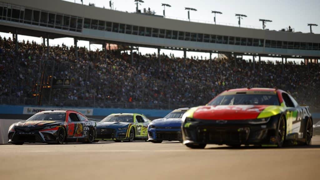 NASCAR extiende acuerdo de derechos de medios con Fox y NBC  Incluye TNT, Amazon