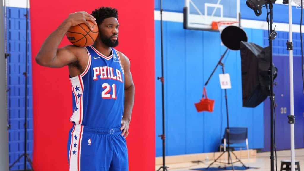 Skechers quiere ganar baloncesto con el acuerdo de Joel Embiid