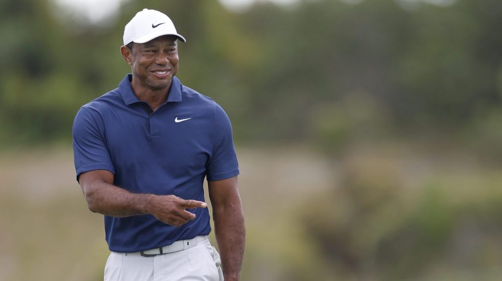 Tiger Woods regresa al golf después de una pausa de 8 meses