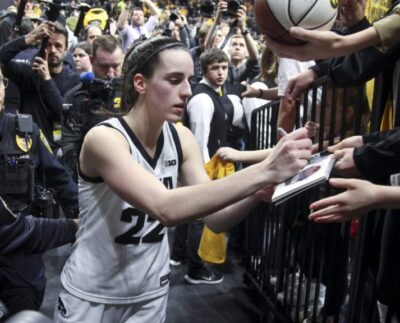 Por qué los Iowa Hawkeyes de Caitlin Clark continuaron jugando contra el Peacock