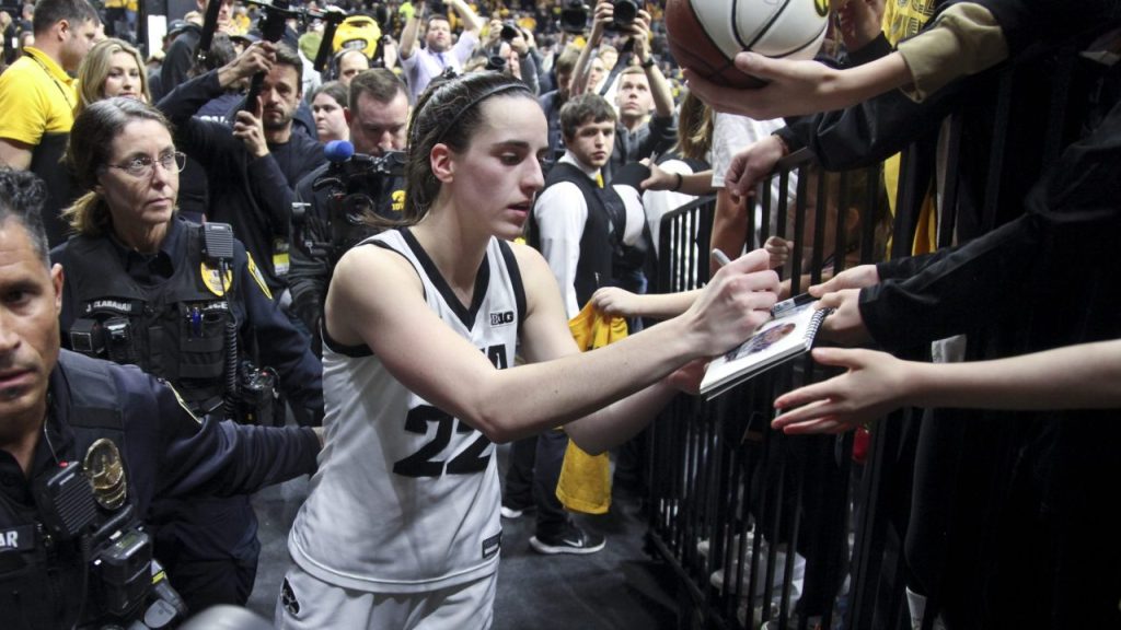 Por qué los Iowa Hawkeyes de Caitlin Clark continuaron jugando contra el Peacock