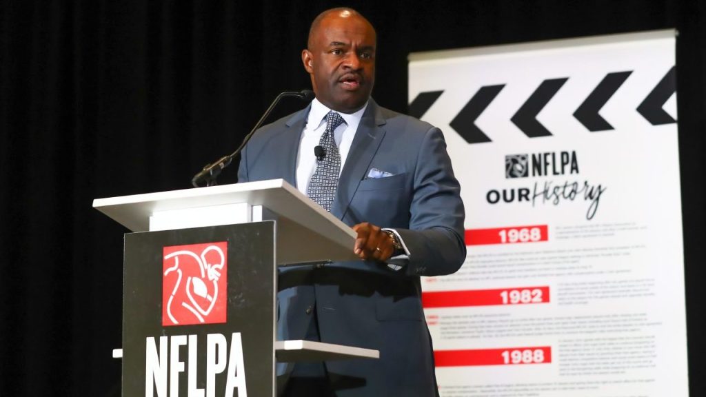 Smith, ex director ejecutivo de la NFLPA, donó 8 millones de dólares en 2023 a medida que crecían los activos del sindicato.