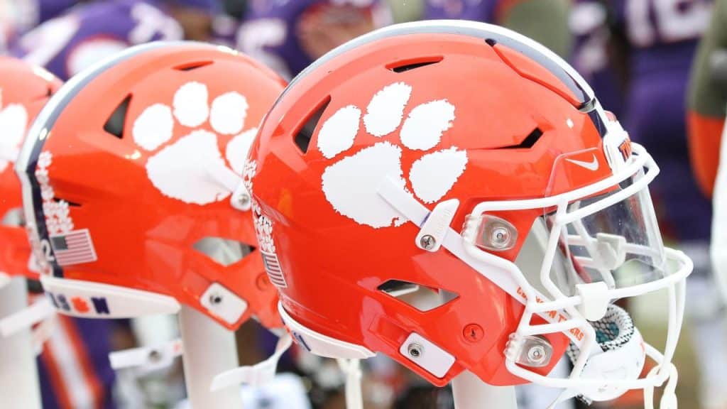 Clemson es el signo de la conferencia más reciente del ACC