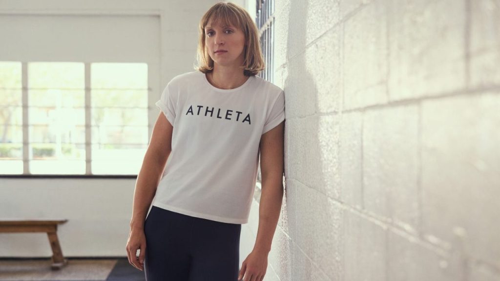 El atleta ha agregado a la olímpica Katie Ledecky como compañera de vestimenta.