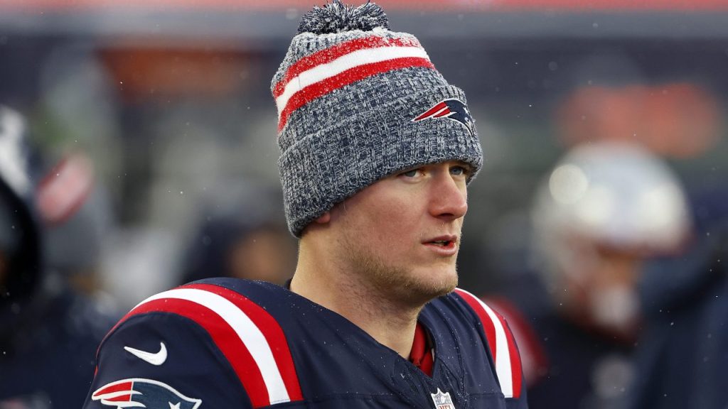 Los Patriots cambian a Mack Jones, QB alguna vez visto como el sucesor de Tom Brady.