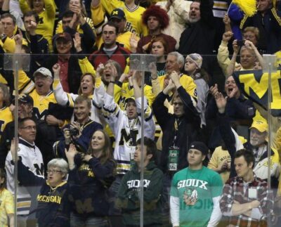 Los fanáticos del hockey de Michigan y la UND se han apretujado en un lugar de baja competencia