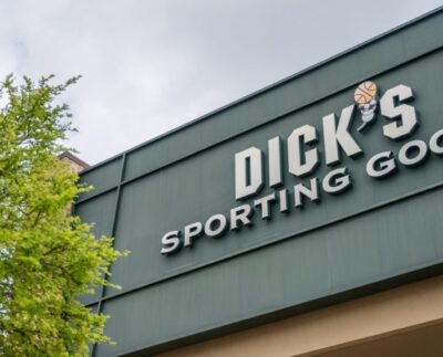 Dick's Sporting Goods en sus 724 ubicaciones para vender Caitlin Clark