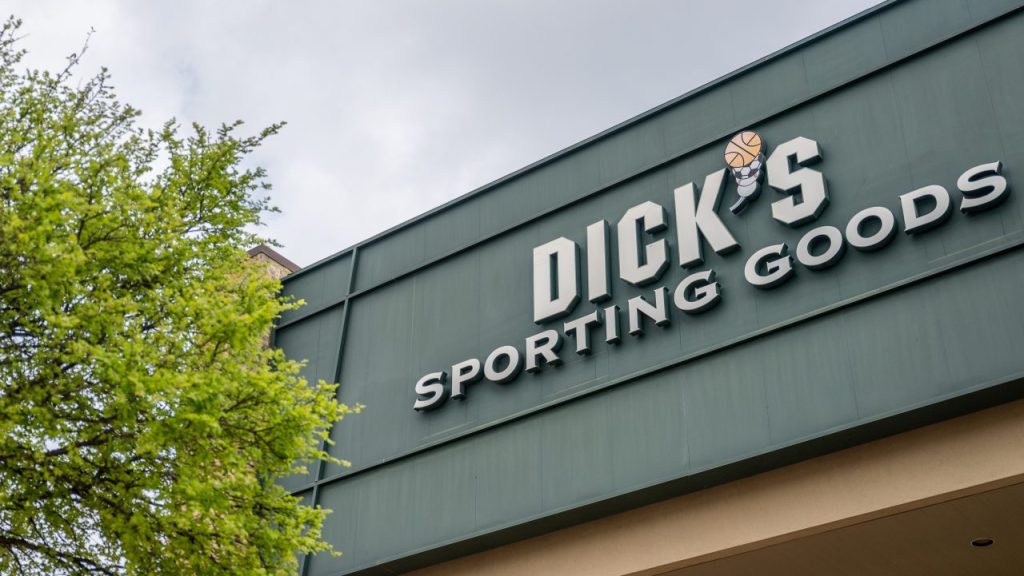 Dick’s Sporting Goods en sus 724 ubicaciones para vender Caitlin Clark