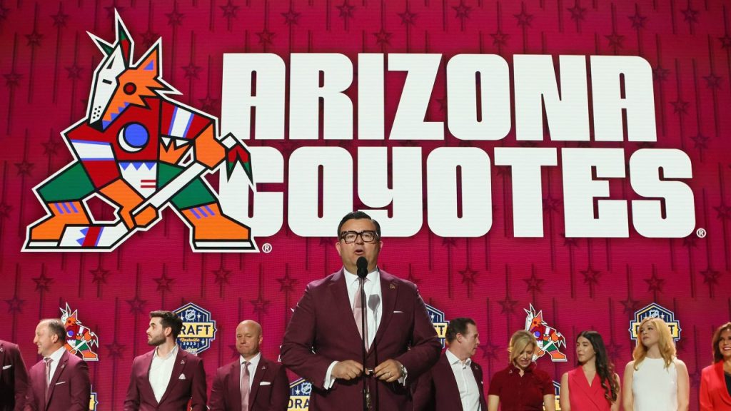 El nombre y el logotipo de los Coyotes permanecerán en Phoenix mientras el equipo se muda