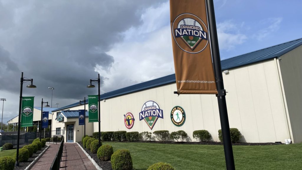 Harris, la organización deportiva juvenil Blitzer fundó el Diamond Nation Institute