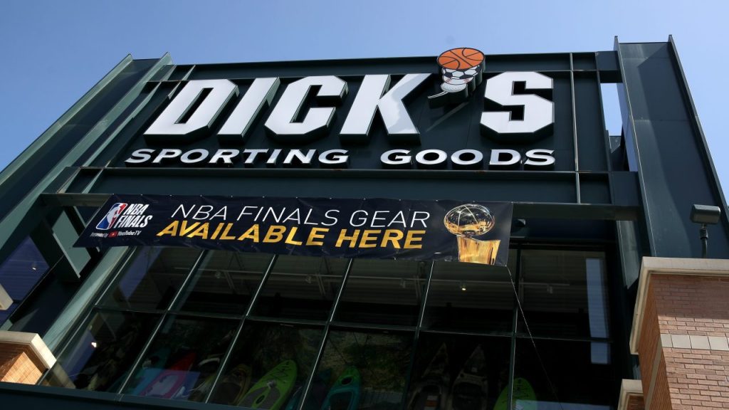 Dick’s Sporting Goods colorea al por menor con Celtics y Red Sox