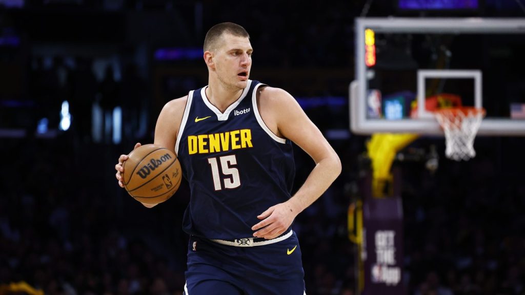 Jokic se une a la élite con un tercer premio MVP de la NBA.