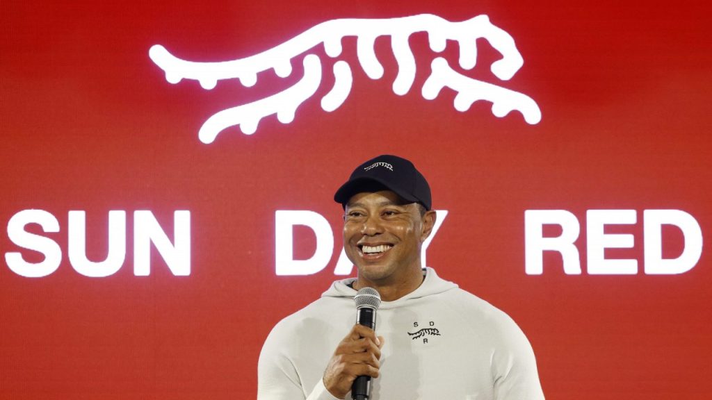 Tiger Woods lanzó la primera colección de ropa de Sun Day Red