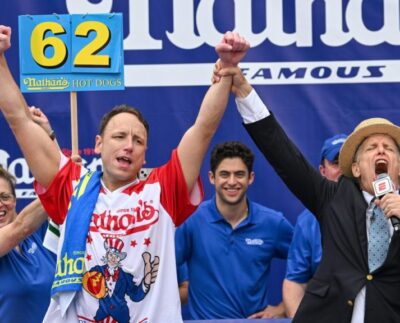 Joey Chestnut Come Hot Dogs El 4 De Julio, Pero No En Coney Island.