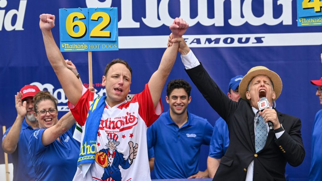 Joey Chestnut come hot dogs el 4 de julio, pero no en Coney Island.