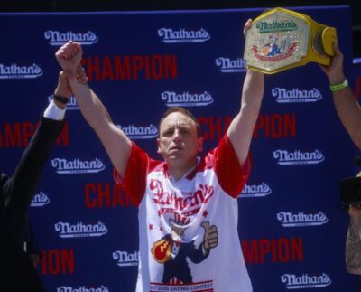 Joey Chestnut Del Concurso De Comer Perritos Calientes De Nathan'S 2024