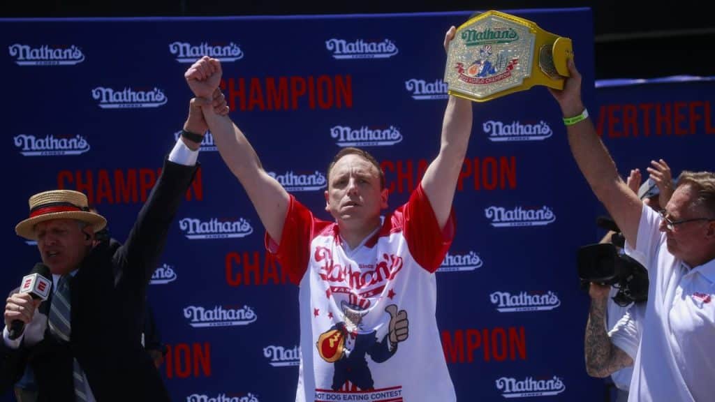 Joey Chestnut del concurso de comer perritos calientes de Nathan’s 2024