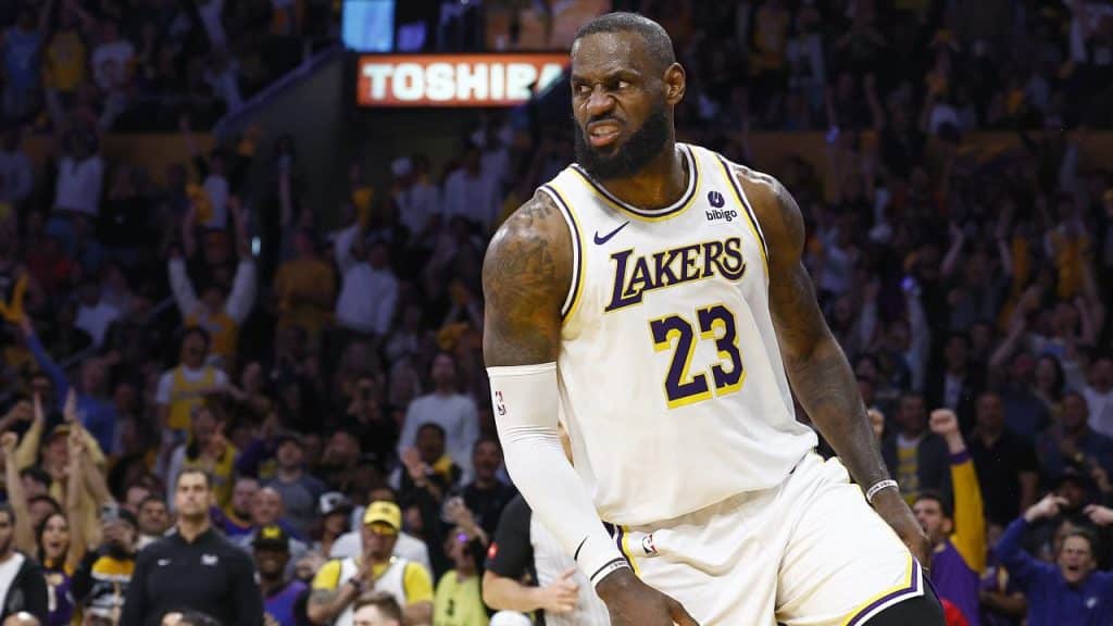 LeBron James regresó a los Lakers con un contrato de opción de jugador por 2 años