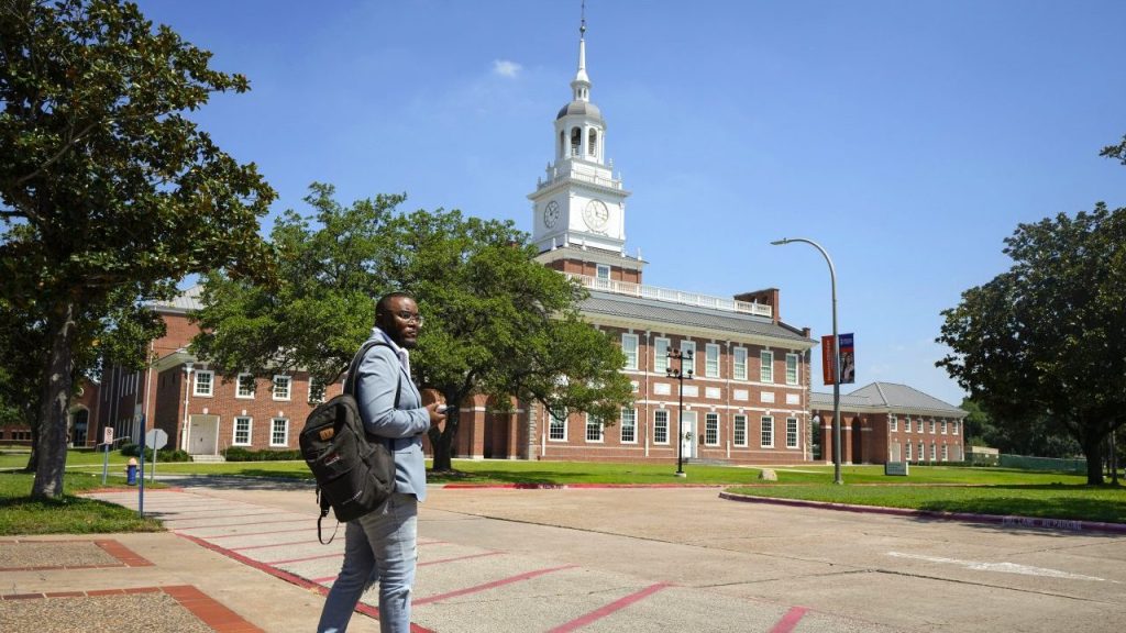 Los abogados de los jugadores se burlaron de la oposición de la escuela de Houston al acuerdo de la NCAA