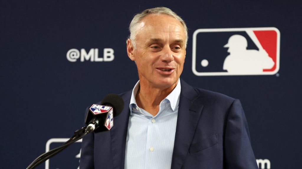 Manfred abre mentes sobre los jugadores de la MLB en los Juegos Olímpicos LA28