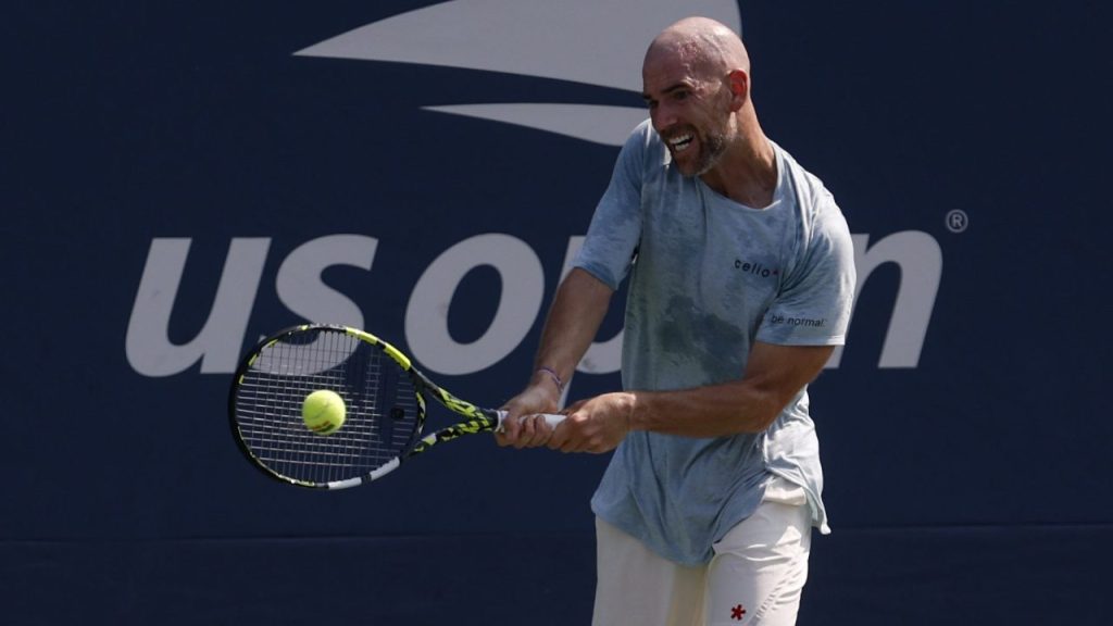 El jugador más inusual del tenis no necesita patrocinador ni plan de juego.