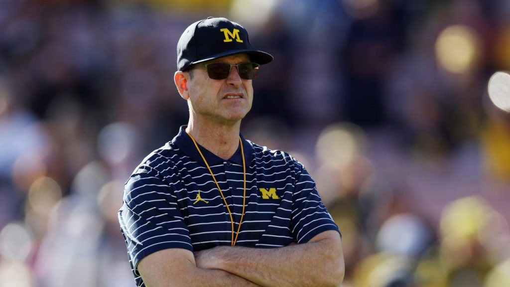 La NCAA multa a Harbaugh por pedir un desayuno con hamburguesa con queso y tocino