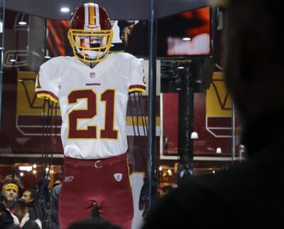 Los comandantes se comprometen a renovar la estatua de Sean Taylor