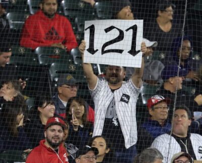 Dugout De Reinsdorf Mientras Los White Sox Perdieron El Juego 121 Para Pasar A Los Mets Del 62