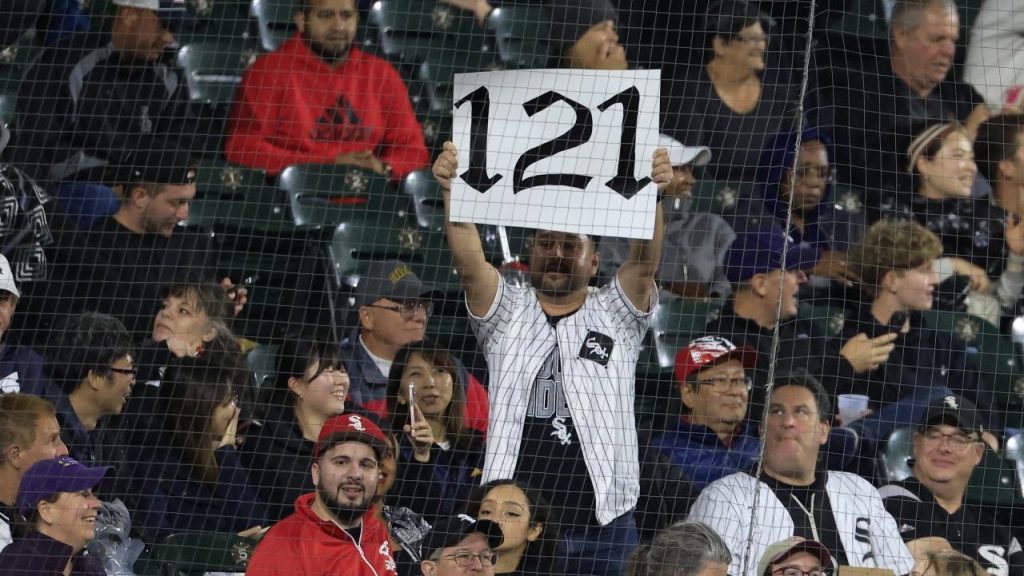 Dugout de Reinsdorf mientras los White Sox perdieron el juego 121 para pasar a los Mets del 62