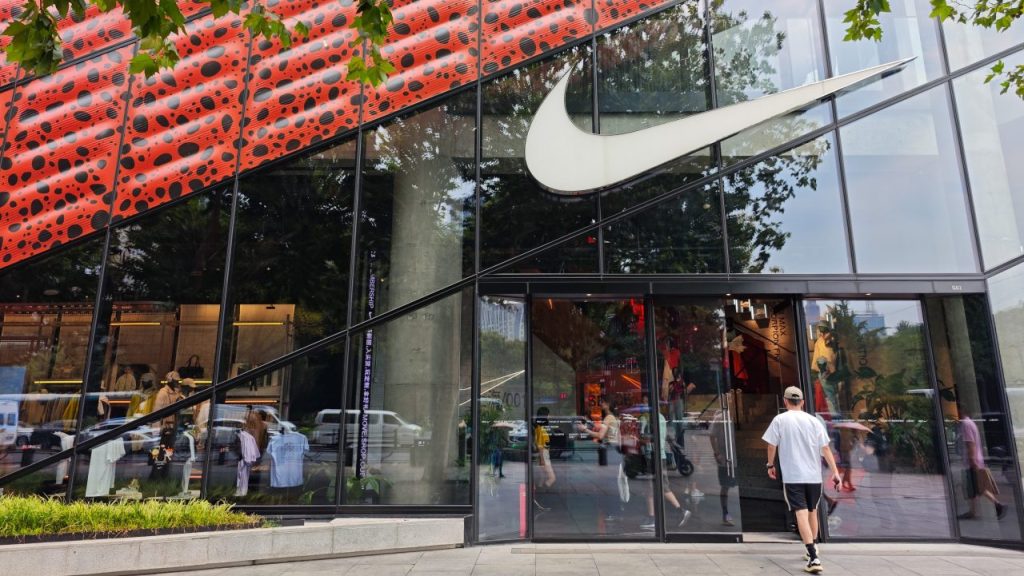 El CEO de Nike, John Donahoe, fue reemplazado por Elliott Hill