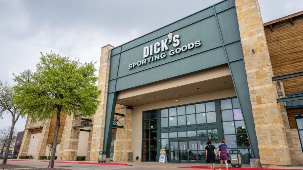 Las acciones de Dick’s Sporting Goods caen a pesar del aumento de los márgenes de beneficio