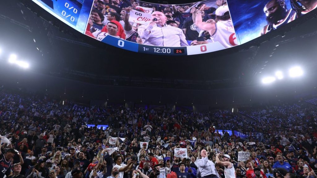 Intuit Dome se abre con enemigos Clipper en la pared.