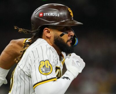 Las Pegatinas En Los Cascos De La Mlb Molestaron A Los Fanáticos Cuando Strauss Hizo Su Debut En Estados Unidos.