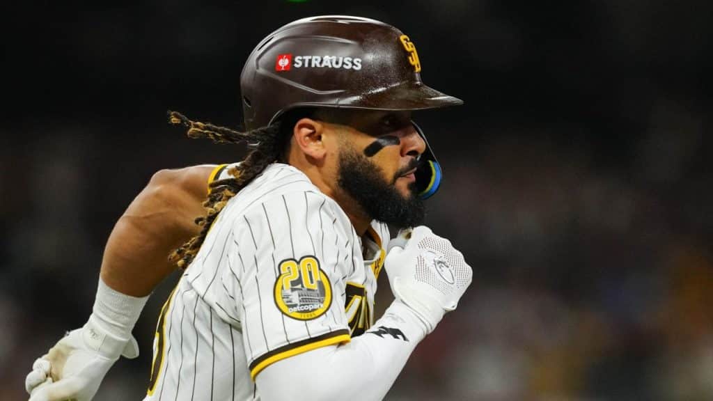 Las pegatinas en los cascos de la MLB molestaron a los fanáticos cuando Strauss hizo su debut en Estados Unidos.