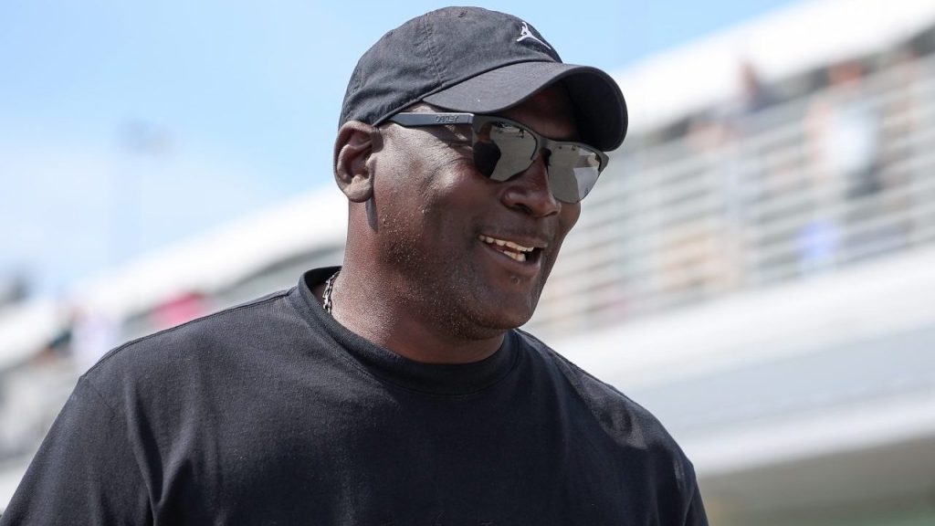 Michael Jordan sostiene que NASCAR no tiene a la NBA en un expediente judicial reciente.