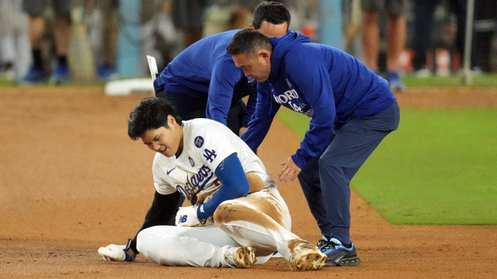 Ohtani podría ser titular en el tercer juego de la Serie Mundial, dice Roberts