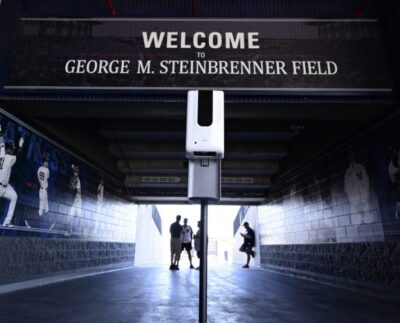 Estatua de los Yankees Steinbrenner para saludar a los fanáticos en el nuevo hogar de los Rays