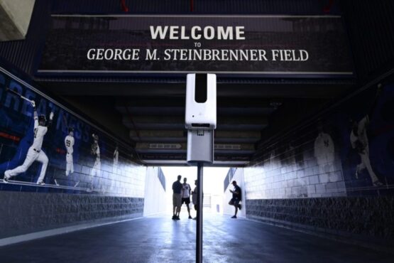 Estatua de los Yankees Steinbrenner para saludar a los fanáticos en el nuevo hogar de los Rays