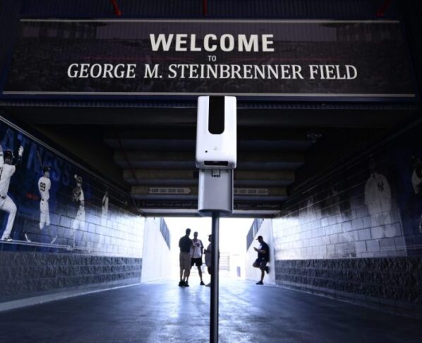 Estatua de los Yankees Steinbrenner para saludar a los fanáticos en el nuevo hogar de los Rays