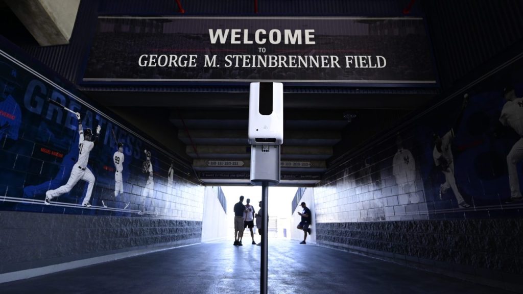 Estatua de los Yankees Steinbrenner para saludar a los fanáticos en el nuevo hogar de los Rays