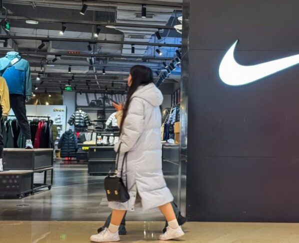 Ganancias de Nike en el segundo trimestre, los ingresos disminuyeron pero superaron las estimaciones.