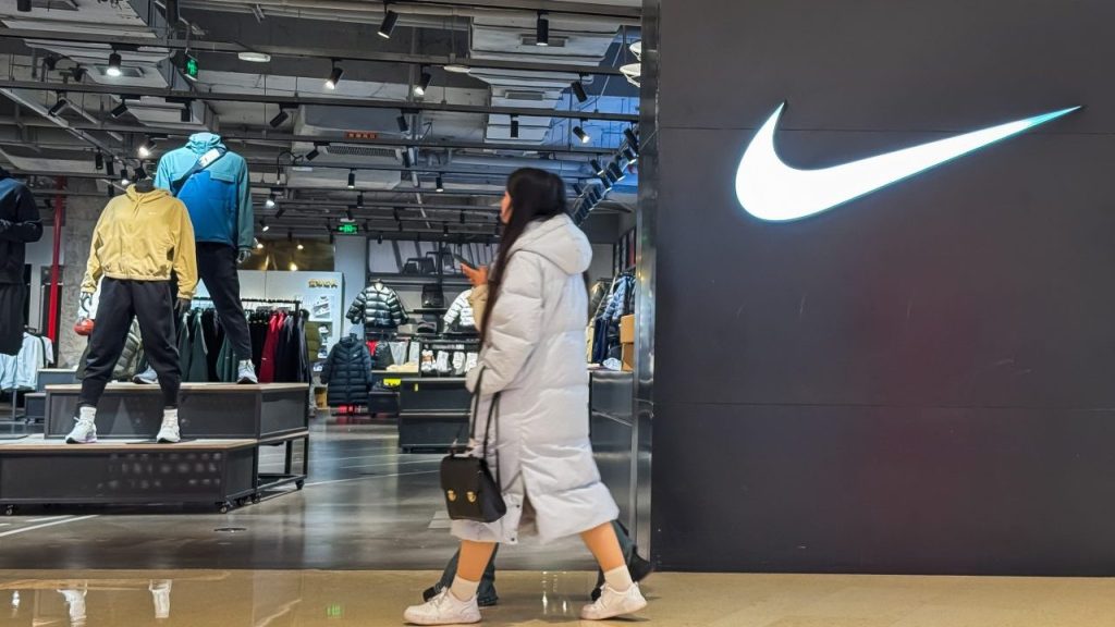 Ganancias de Nike en el segundo trimestre, los ingresos disminuyeron pero superaron las estimaciones.