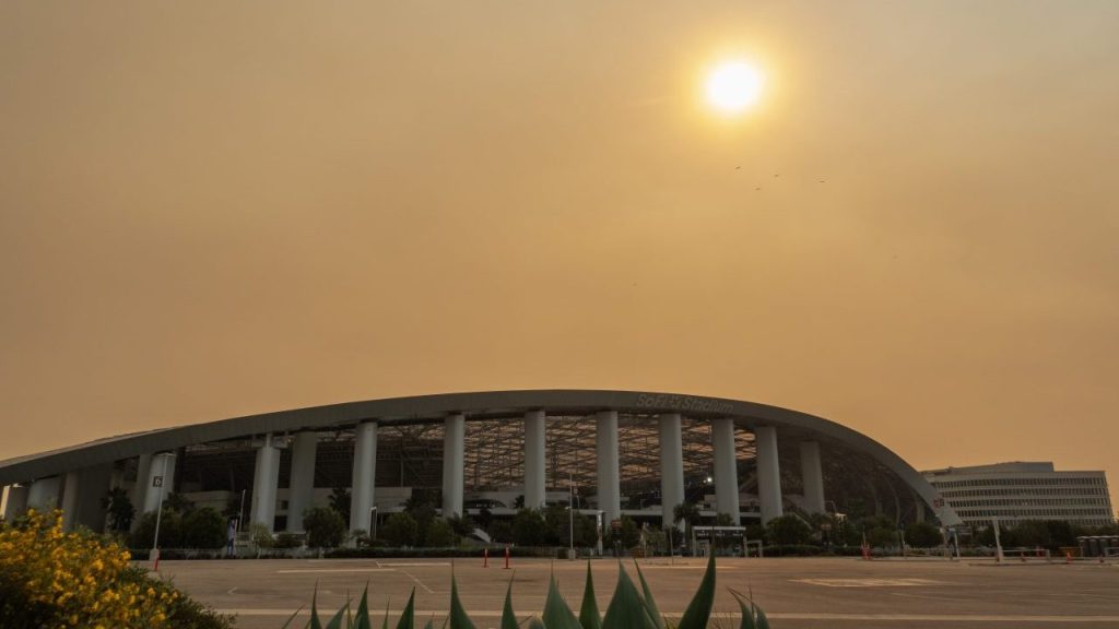 Debido a los incendios forestales, la NFL trasladó el partido Rams-Vikings a Arizona