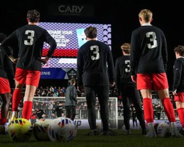 ¿El fútbol americano apoya un modelo universitario universitario durante todo el año?