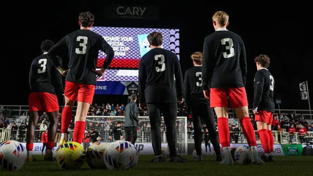 ¿El fútbol americano apoya un modelo universitario universitario durante todo el año?